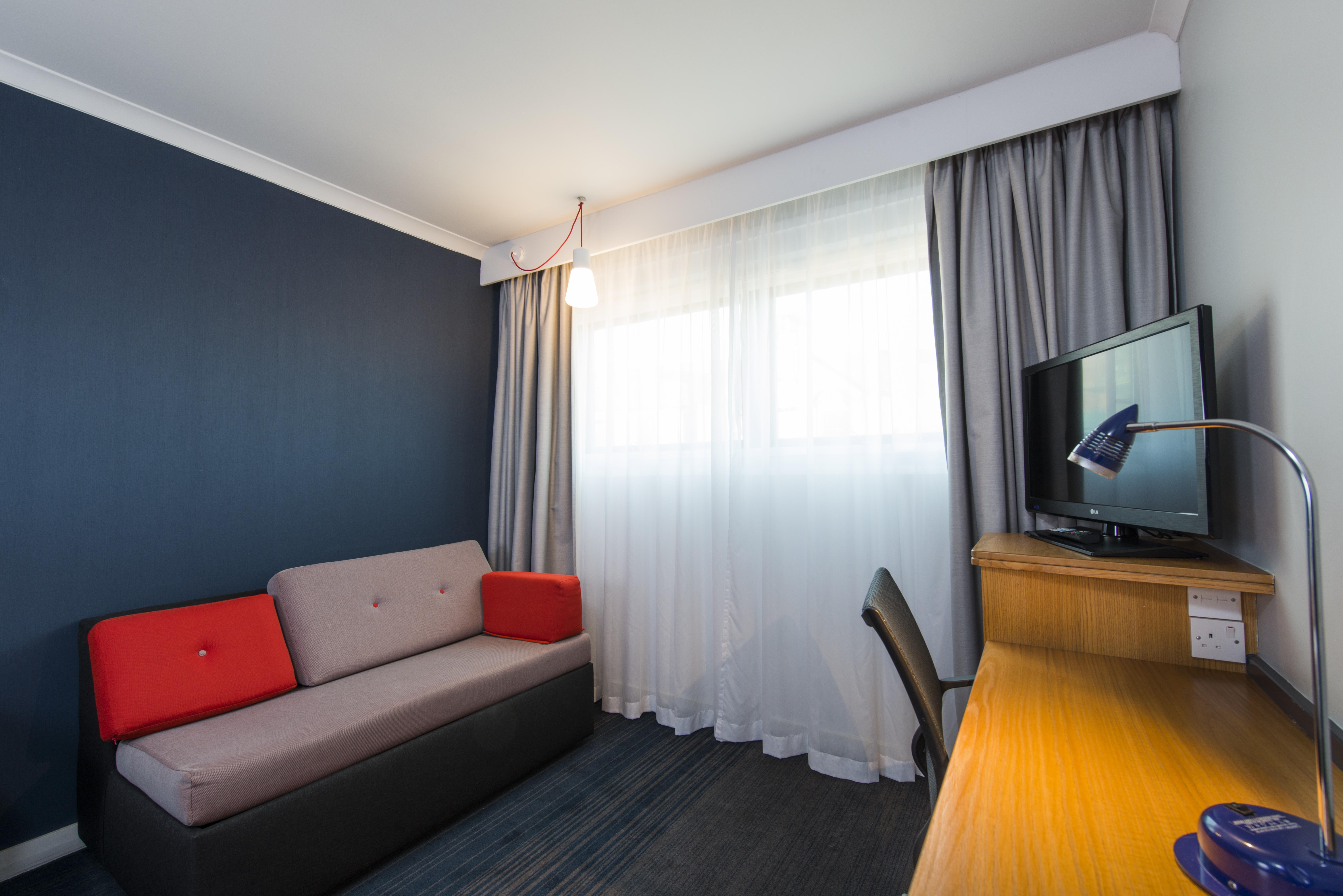 Holiday Inn Express East Midlands Airport By Ihg Castle Donington Exterior foto