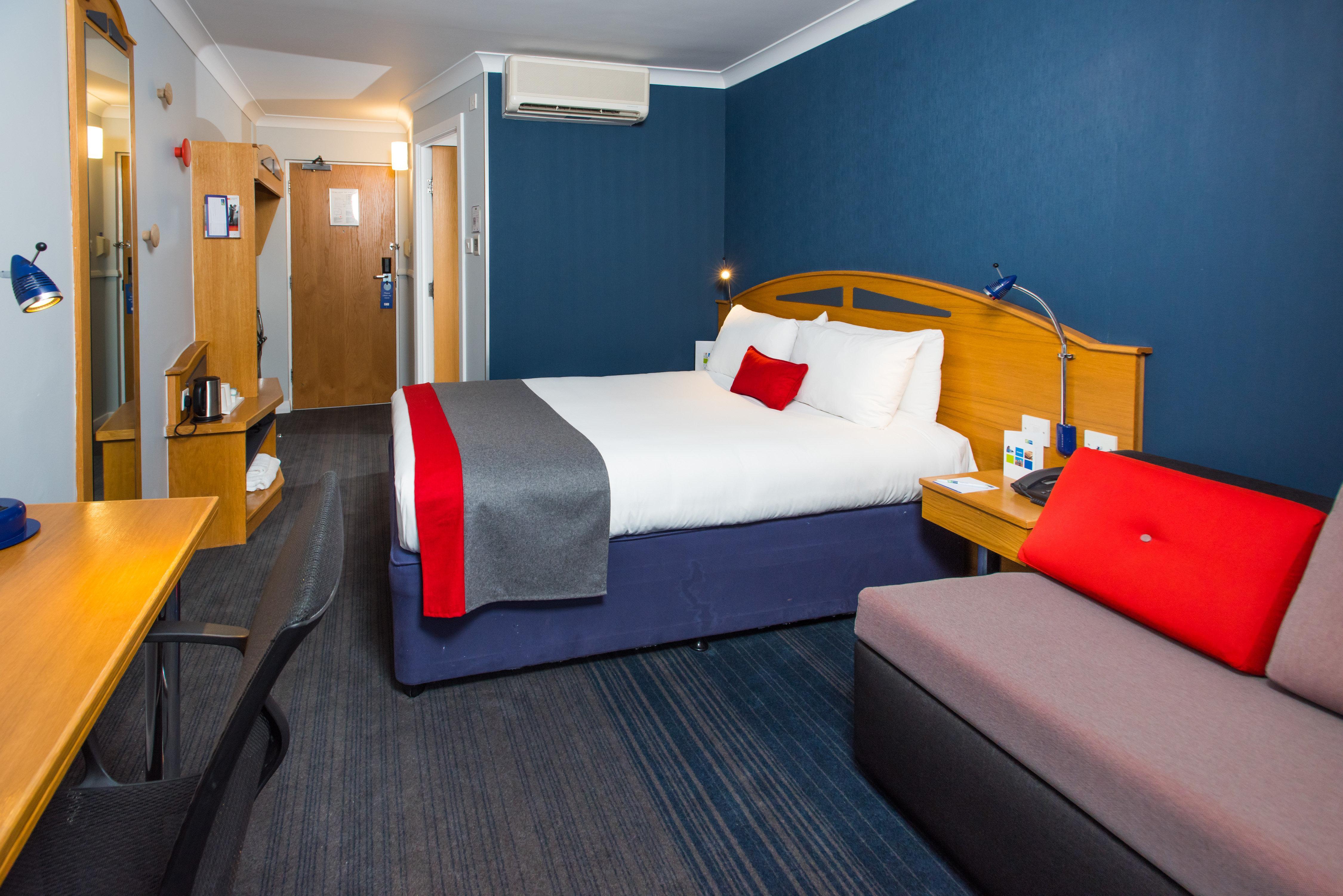 Holiday Inn Express East Midlands Airport By Ihg Castle Donington Exterior foto