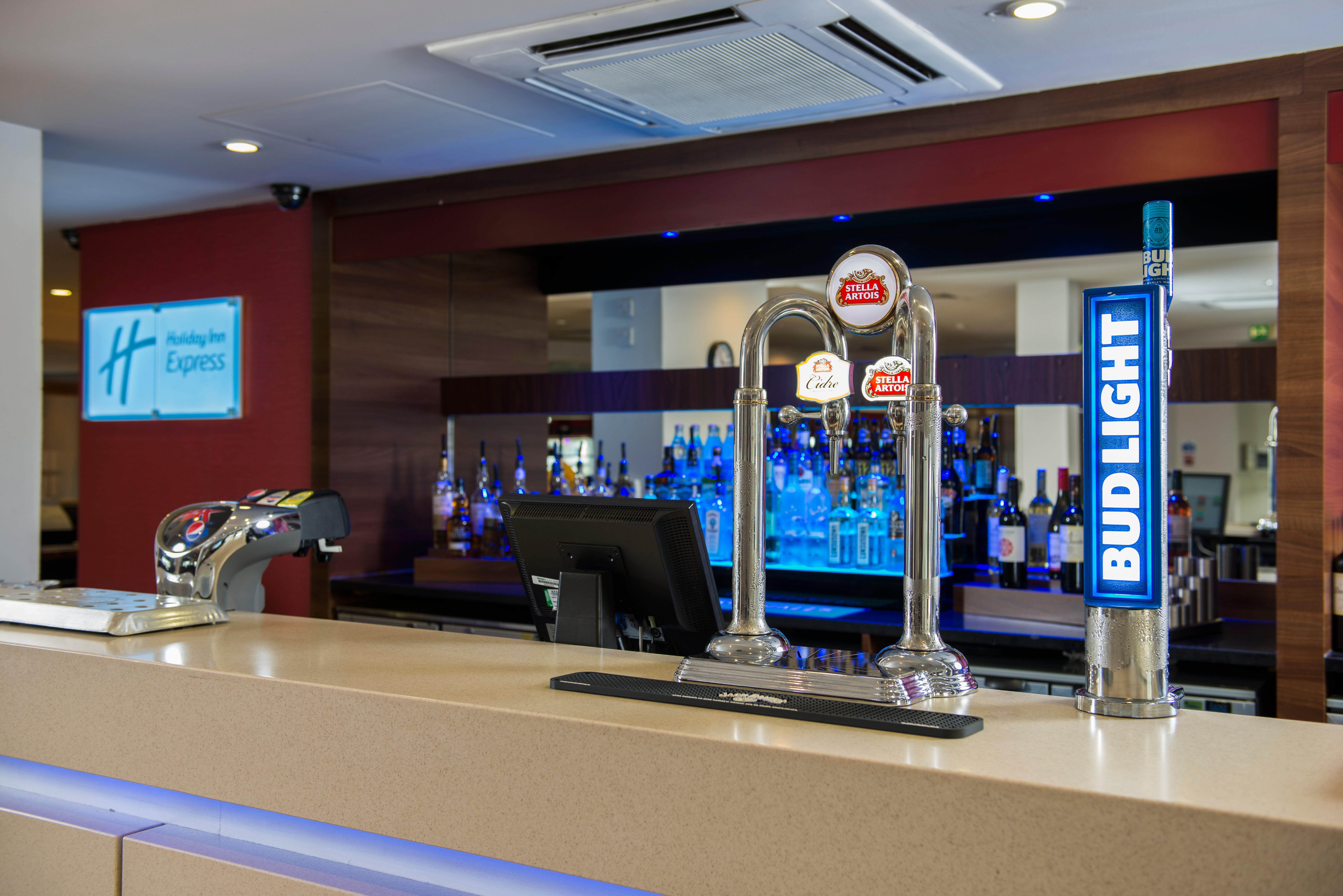 Holiday Inn Express East Midlands Airport By Ihg Castle Donington Exterior foto