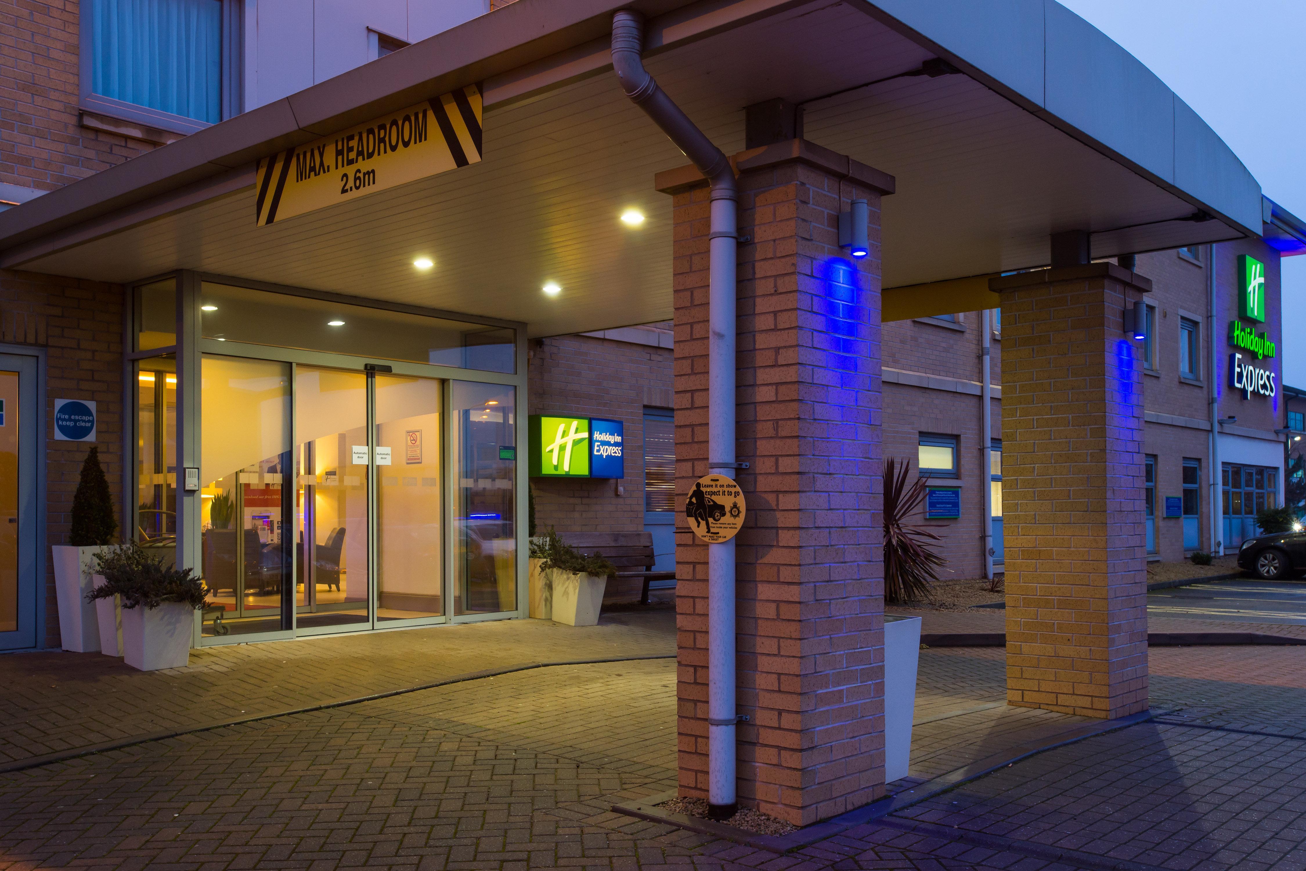 Holiday Inn Express East Midlands Airport By Ihg Castle Donington Exterior foto