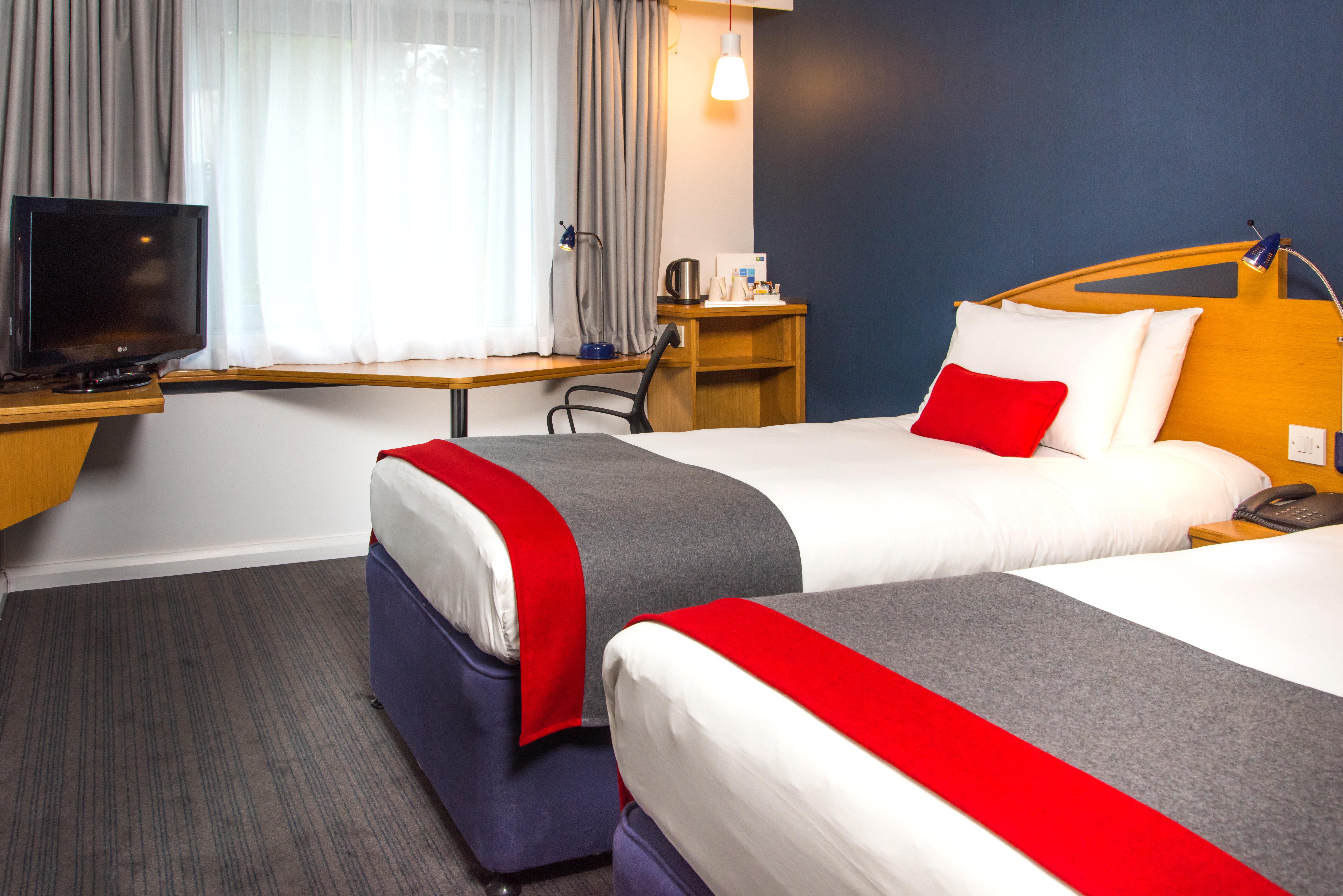 Holiday Inn Express East Midlands Airport By Ihg Castle Donington Exterior foto