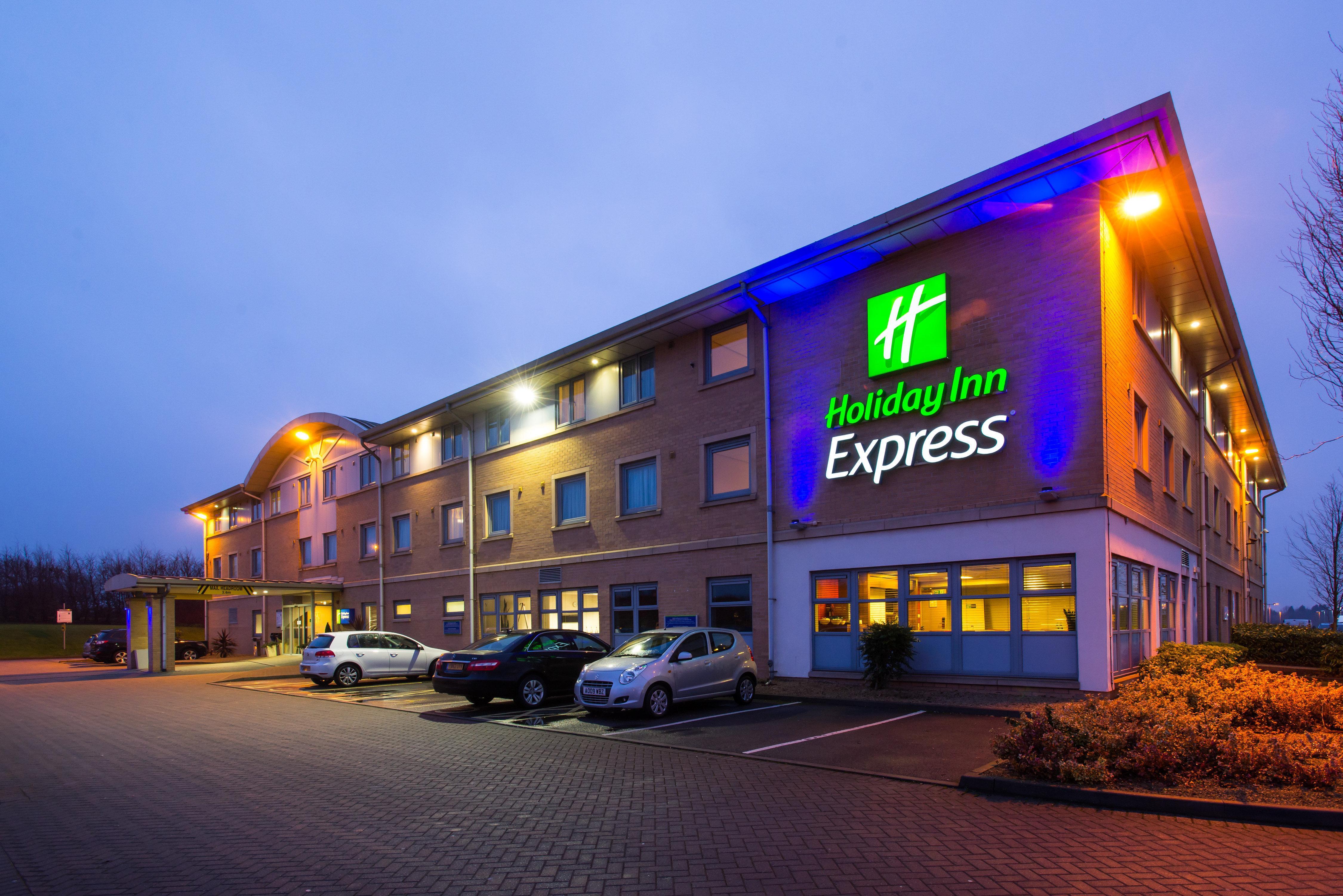 Holiday Inn Express East Midlands Airport By Ihg Castle Donington Exterior foto