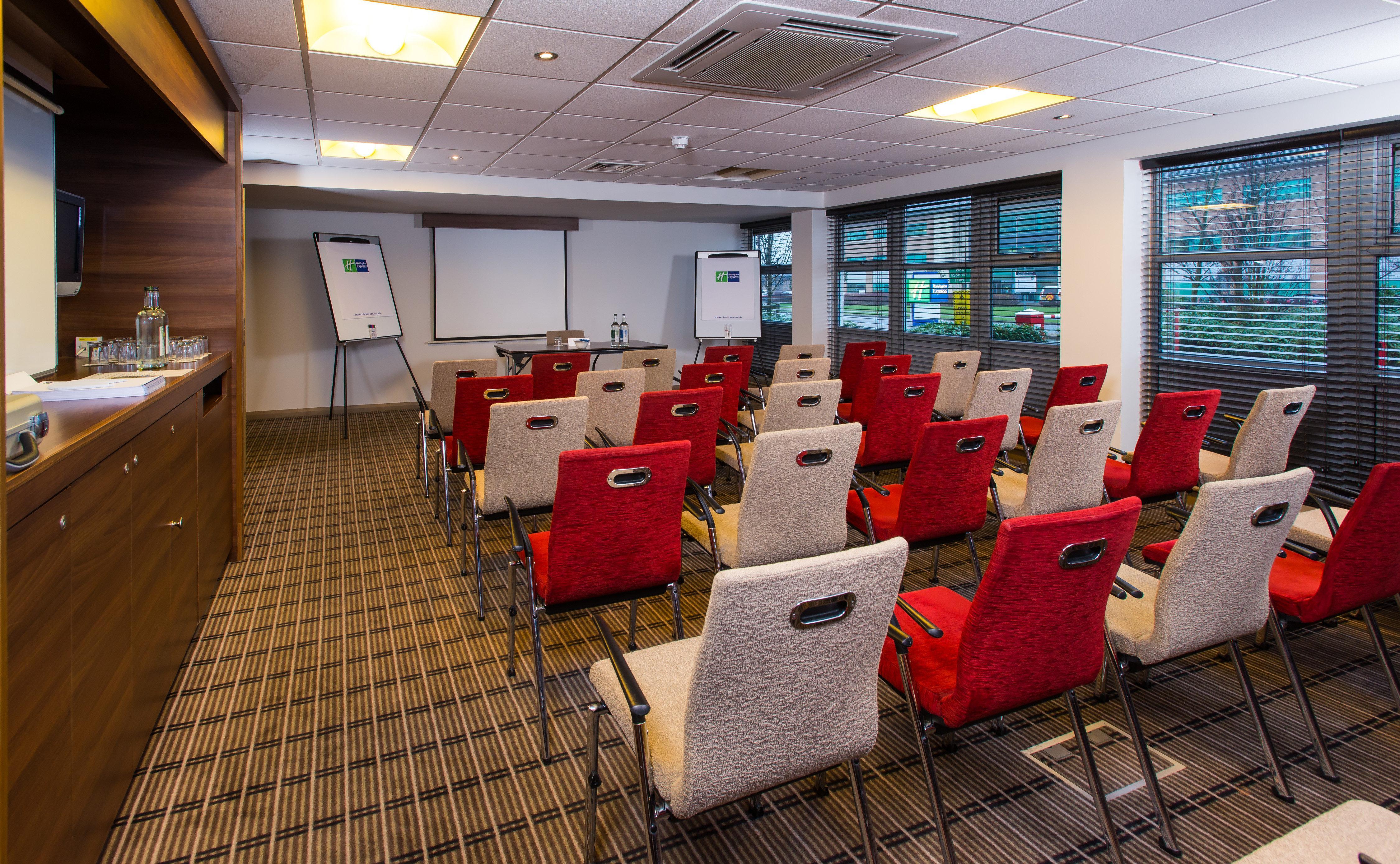 Holiday Inn Express East Midlands Airport By Ihg Castle Donington Exterior foto