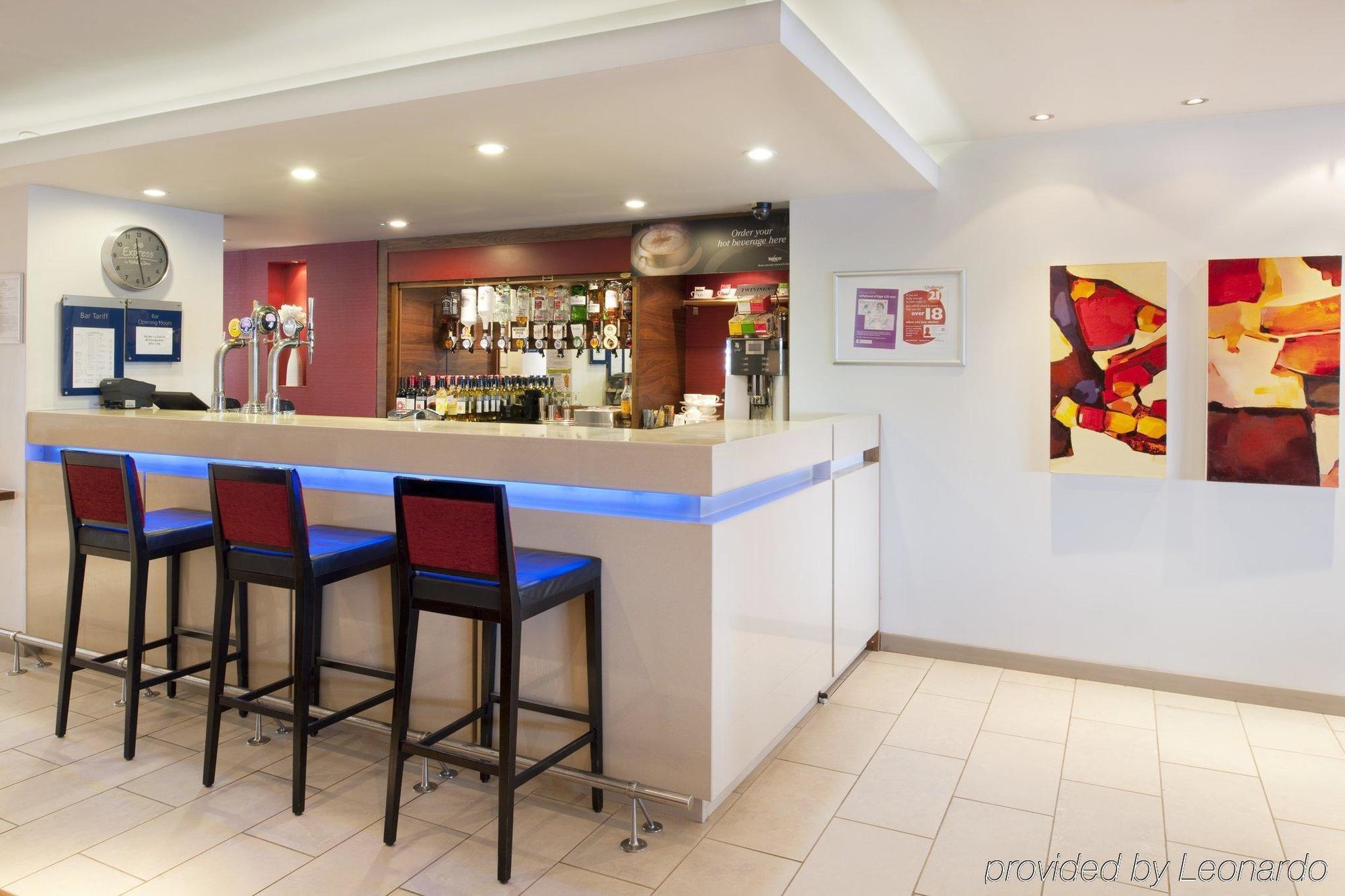 Holiday Inn Express East Midlands Airport By Ihg Castle Donington Exterior foto