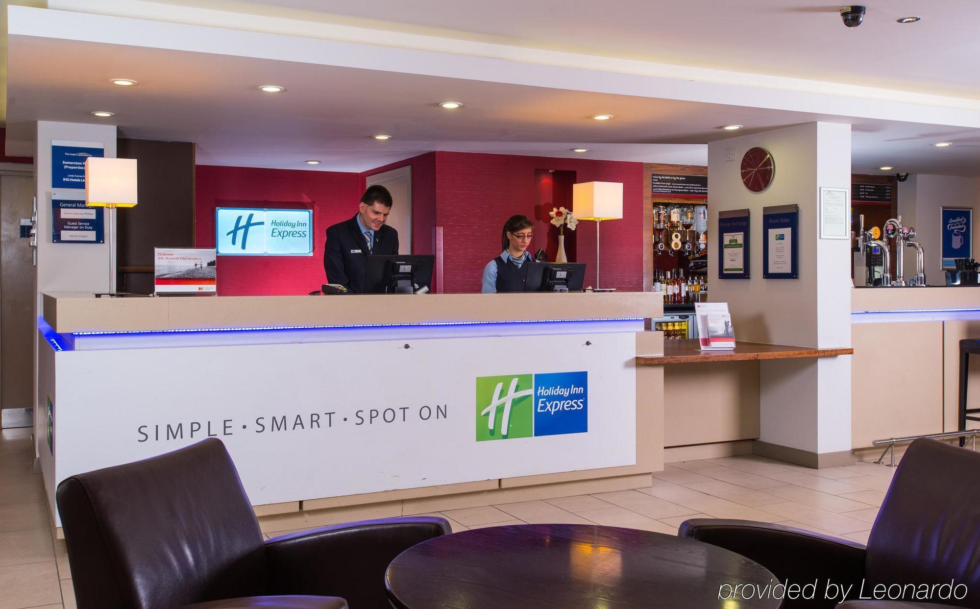 Holiday Inn Express East Midlands Airport By Ihg Castle Donington Exterior foto