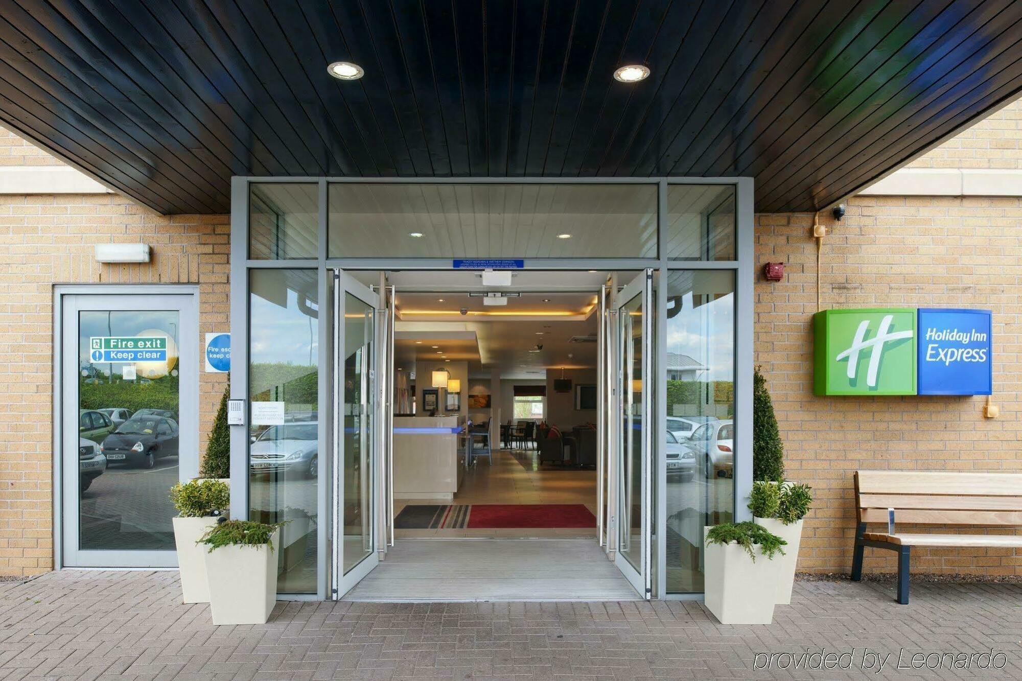 Holiday Inn Express East Midlands Airport, An Ihg Hotel Castle Donington Exterior foto